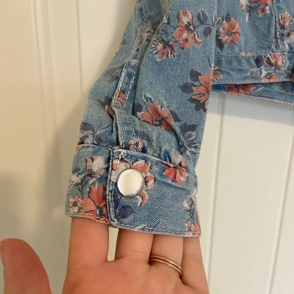 Little Lass‎ girl’s floral denim cropped jacket — size 4